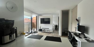 Apartamento de 1 alcoba de 52 mts con terraza de 23 mts en el Edificio Rincon de Antigua - sector de Antigua - Cedritos, al norte de Bogotá. El apartamento esta ubicado en un segundo piso, tiene 1 alcoba con su closet de pared a pared y su baño privado. La parte social consta de sala comedor, terraza de 23 mt, cocina con bastante espacio para almacenar y área de ropas. Tiene un depósito y un garaje independiente. 
El conjunto tiene parqueadero para visitantes, salón comunal, sala de juntas, oficina o coworking, en el mismo piso del apartamento y 4 en el primer piso, gimnasio. En la terraza del edificio tiene varias zonas de BBQ y juegos para niños, Esta ubicado en Antigua - Lisboa - Cedritos. Tiene doble acceso, llegando por la calle 134 y por la calle 140. Cerca al comercio de la calle  140 pero en una zona residencial.