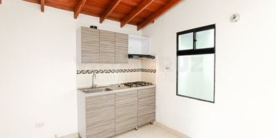 Agradable apartaestudio en el sector de floresta alcázares cerca a la estación Santa Lucía del metro, cuenta con las siguientes características:  sala comedor, 1 alcoba, 1 closets, cocina integral con red de gas, 1 baño cabinado, zona de ropas, piso en cerámica, con un área de 40 mts aprox, cerca a la estación santa lucia del metro