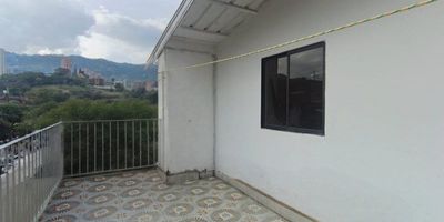 Arriendo apartamento en Itagüí Santa María cuarto piso con terraza ¿Buscas un hogar que combine la comodidad, la conveniencia y el estilo? ¡Entonces este apartamento en el barrio Santa María de Itagüí es perfecto para ti! Con un área de 74 m², este espacio ofrece una distribución inteligente y funcional, con 3 cómodas alcobas y 3 prácticos closets.Disfruta de pisos en baldosa que brindan elegancia y facilidad de mantenimiento. La cocina semi-integral y la sala-comedor te permitirán disfrutar de momentos en familia o con amigos, mientras que el acogedor balcón te invita a relajarte y disfrutar del aire fresco.Ubicado en el piso número 4, este apartamento está rodeado de colegios, centros comerciales y excelentes opciones de transporte público, brindándote la conveniencia que buscas para tu estilo de vida.¡No dejes pasar esta oportunidad de vivir en un hogar moderno, cómodo y bien ubicado en el corazón de Itagüí! Contacta a nuestro equipo hoy mismo y descubre cómo este apartamento puede 