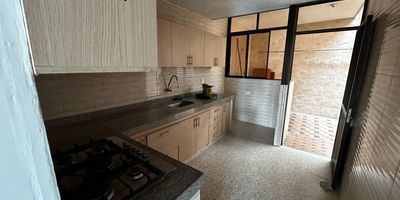 M.J Grupo Inmobiliario se complace en presentar esta excelente casa en arriendo, ubicada en el codiciado barrio Álvarez de Bucaramanga. Esta propiedad ha sido cuidadosamente diseñada para ofrecer comodidad y funcionalidad, ideal para familias que buscan un hogar espacioso y bien distribuido. Consta de cuatro luminosas habitaciones que brindan un amplio espacio para el descanso y la privacidad de cada miembro de la familia. Dispone de dos baños completos, modernos y funcionales, que garantizan el confort diario. La cocina integral, equipada con acabados de calidad, es perfecta para los amantes de la gastronomía, ofreciendo un espacio práctico y estético para preparar deliciosas comidas. Además, cuenta con un generoso patio, ideal para disfrutar de momentos al aire libre, crear un jardín o como área de juegos. La sala y el comedor, integrados en un diseño abierto, proporcionan un ambiente acogedor y versátil para el entretenimiento y la convivencia familiar. 