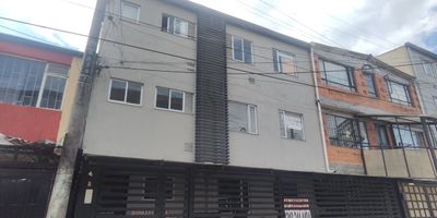 Apartamento interior en arriendo ubicado en el barrio Laurel, Bogotá. Corresponde al Apto 202 y cuenta con un área de 55 M2. Los servicios son independientes. El inmueble se encuentra cerca de la Avenida Boyacá y la Avenida Rojas, con fácil acceso a transporte y comercio.

Distribuido en sala comedor, cocina integral, área de lavadero y dos habitaciones con clóset. El conjunto ofrece posibilidad de parqueadero para moto con un valor adicional de 60000 pesos mensuales.