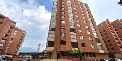 INF. FLOR JIMÉNEZ. SUPER EXCLUSIVO, iluminado, amplios espacios y excelente distribución. Remodelado con muy buen gusto. Con Vidrios Termoacústicos. Ascensor privado Tercer piso, exterior y esquinero.  Pisos en madera legítima. Consta de gran sala, comedor, estudio, balcón y estar independientes, baño social, super amplia y linda cocina cerrada, comedor auxiliar, zona de lavandería independiente, cuarto y baño de servicio, tres amplias alcobas todas con baño privado, la alcoba principal muy amplia. Excelente opción para multinacionales y embajadas y excelente seguridad. Muy buen Edificio, con parque para niños, gran salón social. Bahía de parqueo para visitantes. El valor del arriendo ya incluye la administración.