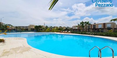 Vendemos casa amoblada en El Doral, Zona Norte Cartagena, un lugar tranquilo y seguro, ideal para vivir cerca de la playa y con fácil acceso a la ciudad, la casa cuenta con: 3 habitaciones con aires acondicionados, 2 baños completos, Sala – comedor amoblada, Cocina integral totalmente equipada, Parqueadero privado, Patio / terraza; Casa en perfecto estado, lista para mudarse
Amenidades del conjunto: Piscina para adultos y niños, Zonas verdes y parques infantiles, Cancha múltiple, Salón social, Vigilancia y portería 24/7
¡Vive en la zona norte de Cartagena con todas las comodidades, cerca de la playa y del aeropuerto!