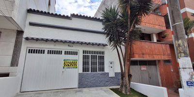 ? ¡arrenda la casa perfecta para impulsar tu negocio! ?
ubicada en el exclusivo barrio el prado, esta espectacular propiedad totalmente remodelada está lista para que tu proyecto crezca en grande.

✨ ¿por qué es ideal para ti?
porque ofrece espacios amplios, modernos y versátiles que se adaptan a cualquier tipo de negocio.

? características destacadas:

? 5 salones ideales para oficinas, consultorios, salas de capacitación o exhibición

? 2 baños en excelente estado

? 2 salas amplias perfectas para recepción o áreas de atención

? acabados renovados, iluminación natural y distribución funcional

? ubicación estratégica cerca de vías principales, comercio y transporte

? perfecta para academias, empresas, coworking, estudios creativos, centros de bienestar ¡y mucho más!

? no pierdas esta oportunidad!
tu negocio merece un espacio que impresione.
¡agenda tu visita ahora mismo!