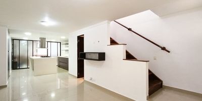 Te ofrecemos esta excelente oportunidad en Robledo Villa Flora. Este apartamento de 110 mts aproximados te brinda sala comedor y hall. Cuenta con 3 alcobas, 3 closets, cocina integral, 3 baños y 3 lavamanos. Incluye patio, zona de ropas y balcón. El piso es en baldosa y porcelanato. Las comodidades del conjunto incluyen parqueadero cubierto sencillo, juegos infantiles, salón social, cancha y portería 24 horas.