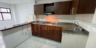 Cuenta con 100 metros aproximadamente, 3 habitaciones, 3 closets, 1 vestier, 2 baños, sala-comedor, cocina integral, red de gas, calentador, balcón y patio.