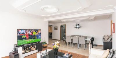 Para mayor información escribanos vía WhatsApp y uno de nuestros agentes inmobiliarios te atenderá.Te ofrecemos este encantador apartamento para la venta, ubicado en el corazón de Santa Bibiana.
Es un espacio privilegiado por su localización rodeado de todo lo que necesitas para una vida cómoda y tranquila en Bogotá.
Ofrecemos para la venta este amplio apartamento de 3 habitaciones.
Nos encanta por su espacioso salón-comedor y cocina cerrada, que te permitirá organizar tus espacios de una forma única.
Además, cuenta con 2 parqueaderos individuales.
Internamente, el apartamento se beneficia de una luz natural increíble, amplios closets y detalles en madera laminada que le dan un toque moderno y a la vez acogedor.
El edificio es de interior, garantizando tranquilidad y privacidad para ti y tu familia.

