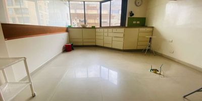 INF. FLOR JIMÉNEZ.  Excelente consultorio u oficina en la Carolina, frente a Unicentro, iluminado, cuarto piso exterior, con dos amplios espacios para cuarto de rayos X, cuarto de esterilización, baño privado con adecuaciones insonorizadas para compresores. Fuera hay baño para hombres y mujeres. Se vende como consultorio u oficina y cuenta con su garaje privado. Buenas vías de acceso.