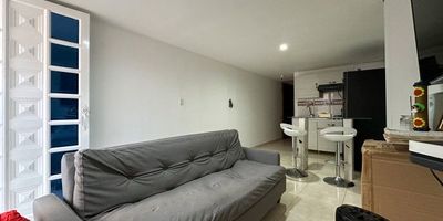 Acogedor apartaestudio de 40 m² en Los Álamos – Norte de Cali
Este amplio apartaestudio en primer piso ofrece un espacio cómodo y bien distribuido. Cuenta con una habitación con clóset, sala comedor, cocina, zona de oficios y baño completo, ideal para quienes buscan practicidad sin sacrificar comodidad.
La propiedad está ubicada en zona peatonal, lo que garantiza tranquilidad, y además dispone de antejardín con espacio de parqueo para motos, un plus muy valorado en el sector.
Su ubicación es uno de sus mayores atractivos: en el corazón de Los Álamos, al norte de Cali, con colegios, transporte público, supermercados y centros comerciales a pocos pasos. Un entorno residencial tradicional, práctico y con excelente conectividad.
Un espacio perfecto para vivir con comodidad, cerca de todo y en un sector de alta demanda