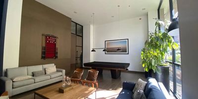 Para mayor información escribanos vía WhatsApp y uno de nuestros agentes inmobiliarios te atenderá. Descubre este elegante apartamento de 60 mts.
ubicado en una zona privilegiada, en edificio con gimnasio, cómodas salas de reuniones, de juegos, cancha de squash, terraza con BBQ, zona infantil y espectacular vista, club house.
Sala comedor, cocina integral abierta, baño social, habitación con baño privado, parqueadero cubierto y deposito, este inmueble ofrece comodidad y estilo.
Sus amplios espacios y acabados de alta calidad lo convierten en el lugar ideal para vivir.
Cómodas vías de acceso: Carreras 7 y 9, calles 95 y 100, cerca de comercio, facilidad de transporte público.
Uniproyectos, donde cada puerta es una bienvenida, te esperamos.

