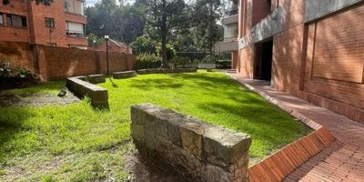 Descubre este sofisticado apartamento de 130 m², diseñado para ofrecer confort, elegancia y un estilo de vida superior. Cuenta con 3 habitaciones, un acogedor hall de alcobas, una cocina integral equipada, cuarto de servicio con depósito y  baños remodelados que destacan por su diseño moderno y acabados renovados.
El ambiente interior se complementa con chimenea, pisos en madera, closets y vestier que aportan calidez y distinción. Las habitaciones cuentan con ventanería de doble vidrio y blackout, mientras que la principal dispone de persiana para mayor privacidad y descanso.
El edificio ofrece ascensor, jardines, acceso para personas con movilidad reducida y vigilancia 24/7, brindándote seguridad y bienestar. Su ubicación estratégica en un sector residencial y comercial te permite estar cerca de colegios, supermercados, parques y servicios, garantizando comodidad y calidad de vida.
Un espacio exclusivo y moderno para vivir con estilo y tranquilidad. ¡Agenda tu visita !