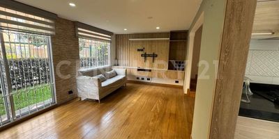 Casa en venta en Ciudad Hayuelos ubicada en zona estratégica cerca de la Avenida Centenario la Avenida Ferrocarril y la Avenida Ciudad de Cali además de encontrarse muy cerca del Centro Comercial Hayuelos y del Centro Comercial Trebolis Capellanía ofreciendo fácil acceso a servicios transporte y zonas comerciales ideal para quienes buscan comodidad y excelente ubicación