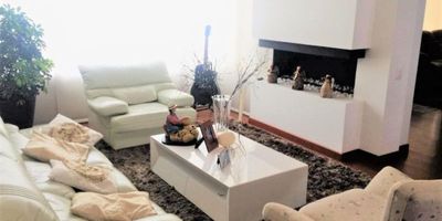 INF. FLOR JIMÉNEZ. 3102543223 - 3107776748. Lindísima casa en La Alhambra, remodelada con muy buen gusto, con muy buenos espacios, excelentes acabados, tres niveles, sala con chimenea y comedor independiente, amplia cocina remodelada, cuarto y baño de servicio, cinco amplias alcobas dos de ellas con baño privado, cinco baños, estudio y estar tv, patio interior con BBQ, techos en madera brasilera, zona de lavandería, dos garajes cubiertos y uno descubierto. Muy buenas vías de acceso.