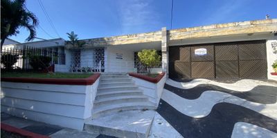 Descubre esta espectacular casa, diseñada para brindarte amplitud, confort y versatilidad en cada uno de sus espacios.

La propiedad cuenta con 500 m2 de area total y 300 m2 construido, cuenta habitaciones internas mas 2 habitaciones externas, cada una con su propio  closet y baño privado, ofreciendo la privacidad y comodidad que tu familia merece. Además, dispone de un estudio abierto .

Un hogar pensado para quienes buscan exclusividad, comodidad y la posibilidad de adaptar cada rincón a su estilo de vida.
