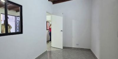 Apartaestudio en Arriendo – La Independencia, Itagüí | 40 m²Este acogedor apartaestudio ofrece excelente iluminación natural y una distribución funcional que aprovecha cada metro, ideal para quienes buscan comodidad sin sacrificar ubicación.Está ubicado en un sector residencial tranquilo, con acceso inmediato a zonas de comercio, transporte público y todo lo que necesitas a pocos pasos. 1 alcoba 1 clóset en madera 1 baño  Red de gasUn espacio práctico, bien ubicado y perfecto para quienes desean un lugar cómodo para vivir y proyectarse.¿Quieres conocerlo? Agendar tu visita es muy fácil: ?? 3112001189 – 3104289911