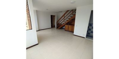 AMPLIO, ILUMINADO Y VENTILADO APARTAMENTO   BIEN UBICADO CERCA A VÍAS PRINCIPALES COMO LA AVENIDA GUADALUPE, AVENIDA PASOANCHO, AUTOPISTA.  APARTAMENTO DUPLEX EN CUARTO PISO SIN ASCENSOR.  NIVEL 1 CON SALA COMEDOR, COCINA INTEGRAL, ESTUDIO, 1 BAÑO Y HABITACIÓN DEL SERVICIO CON CLÓSET; GRADAS EN MADERA PARA ACCESO AL SEGUNDO NIVEL EL CUAL CUENTA CON 3 HABITACIONES CON CLÓSET, BAÑO EN LA ALCOBA PRINCIPAL Y BAÑO DE ALCOBAS.  UNIDAD ARBORIZADA Y FRESCA CON PARQUEADERO DE VISITANTES, ZONA DE PISCINAS Y KIOSKO. PARQUEADERO PROPIO CON TECHO.
