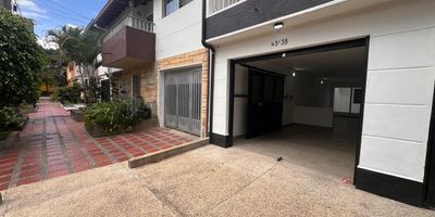 Transforme su vision empresarial en realidad en esta excepcional casa comercial en El Velodromo para arriendo. Banada en luz natural y disenada para la maxima funcionalidad, este espacio versatil se adapta perfectamente a las necesidades de su negocio.
Su ubicacion privilegiada le situa a pasos de la Plaza de Mercado La America y a la Av. San Juan asegura una excelente accesibilidad.
Cerca a la Registraduria Opadi Antioquia, la Institucion Educativa Lucrecio Jaramillo y Salud Total. Este entorno dinamico ofrece infinitas oportunidades para establecer conexiones comerciales y expandir su clientela.
Es el momento de dar el paso hacia el exito empresarial! Contactenos hoy mismo para agendar una visita 