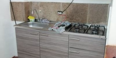 Vive en el corazón de Medellín! Descubre esta espectacular casa en el tranquilo y acogedor barrio de aranjuez Con 110 m² de puro confort, esta propiedad te ofrece todo lo que buscas.
Disfruta de amplios espacios y una distribución inteligente, con 4 cómodas alcobas y 2 prácticos closets. La cocina semi-integral te brindará la comodidad de una cocina moderna, mientras que la espaciosa sala-comedor será el centro de reunión perfecto para compartir con familiares y amigos.
La ubicación es inmejorable, con colegios y transporte público a tan solo unos pasos. Vive en la ciudad, pero con la tranquilidad de un barrio residencial.
¿Estás listo para llamar a este lugar tu nuevo hogar? ¡No esperes más y agenda una visita hoy mismo!