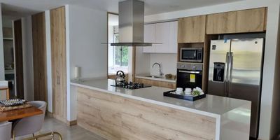 Para mayor información escribanos vía WhatsApp y uno de nuestros agentes inmobiliarios te atenderá.
 El apartamento esta ubicado en valle del lili, detrás de Makro, cuenta con 121 metros de área construida y consta de; sala, comedor, amplia cocina con doble mesón, espacio para nevecon, zona de oficios con espacio para la lavadora y lavadero, baño social, deposito al interior del apartamento, star de tv o estudio, baño de alcobas, dos habitaciones auxiliares, habitación principal con vestier y baño independiente, balcón, excelente ubicación, iluminación y ventilación.
Doble ascensor.
