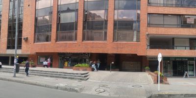 ARRENDAMOS. oficina, , EL CHICO    Area Abierta,    excelente ubicación pisos en cerámica,   sobre calle 90. Edificio cuenta con escalera de emergencia, gabinete contra incendio. CON PARQUEADERO, excelentes vías de acceso y trasporte. cerca parque de la 93, parque el virrey, zona bancaria, zona gastronómica, carrera once, quince, calla noventa. Contacto y Cita previa........ Robert Esparza 3222101918.......... Jacqueline Martín 3118982171 ..........1. Contáctenos también por WhatsApp,...... 2. Cita previa,........ 3. WWW.INMOBILIARIACARLOSDURAN.CO,........ 4. Aseguramos con Libertador,  Sura:...,Fianza Inmobiliarai Bogota... 5. Instagram: inmobiliaria_carlosduran ...........