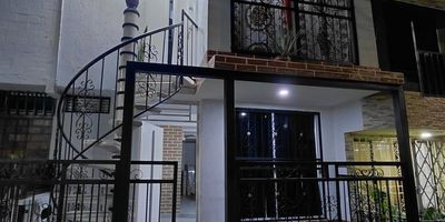 Venta linda casa en Villas de Veracruz, 2 pisos independientes, estrato 3,  110m2 construidos.  Excelente ubicación. Cerca Cra 1a. Estaciones del Mio, Alkosto norte, zona centro y norte, excelentes vías de acceso.  Si es por inversión genera dos rentas, o se puede vivir y obtener una renta. 
PRIMER PISO  (apartaestudio) 2 ambientes,  ️Antejardin con reja, ️ Sala-comedor, ️Cocina semi integral, baño
️ esoacio Habitacion con closet,  ventolador, ️patio /zona oficios /mueble 
SEGUNDO PISO (apartamento - gradas por fuera) ️ Sala comedor ,  Cocina semi integral,️2 habitaciones una con closet,  ️Baño division en vidrio, ️patio/zona oficios amplio y con puerta ventana en división en vidrio muy bonito .
La casa está remodelada, en excelente estado, todo bonito y agradable. 
Valor de venta $229 MM negociables 
mas info y cita programada al 321 6650268