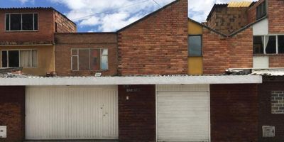 Descubre esta encantadora casa en VENTA, barrio TIMIZA,  dos niveles con una ubicación privilegiada en . Con 3 habitaciones, 2 baños y 160 metros cuadrados, este hogar ofrece un espacio amplio y acogedor para toda la familia. Los 2 parqueaderos brindan comodidad y seguridad. Disfruta de la tranquilidad y comodidad que este inmueble tiene para ofrecer. ¡Haz de esta casa tu nuevo hogar!