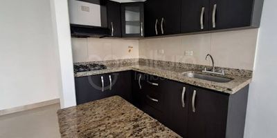 472-8509 Conaltura Inmobiliaria ofrece apartamento en arriendo en Medellín barrio Rodeo alto, cuenta con 58m2 , sala comedor, 3 alcobas, 2 baños, 2 closets, cocina integral con horno eléctrico, calentador a gas, pisos en cerámica. Ubicado en conjunto cerrado con ascensor, portería vigilancia 247 , cancha múltiple, , juegos infantiles, salón social, shut de basuras, piscina adultos, piscina niños, turco, sauna, parqueadero de visitantes, zonas verdes. Cerca al Parque el Rodeo Santa Maria , Club el Rodeo , rutas de transporte, Iglesias , Supermercados.  