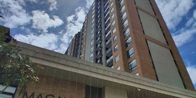 Te presentamos este excelente apartamento ubicado en el barrio Gratamira, zona de alta valorización en Bogotá con 65.62 mts, esta propiedad cuenta con 2 habitaciones, 2 baños, sala comedor, cocina y zona de ropas independiente, parqueadero sencillo, ideal para quienes buscan confort y funcionalidad. Disfruta de un entorno residencial tranquilo, con cercanía al centro comercial La colina, hospitales compensar, parques, colegios y con acceso rápido a importantes vías como Autopista norte, Avenida boyaca, Avenida la serena adicional la facilidad del transporte público, con nosotros disfrutas de un proceso fácil, ágil yseguro. Nuestro equipo te acompaña desde el primer contacto hasta la firma del contrato, conatención personalizada y herramientas digitales que simplifican cada paso. Contáctanos para más información.