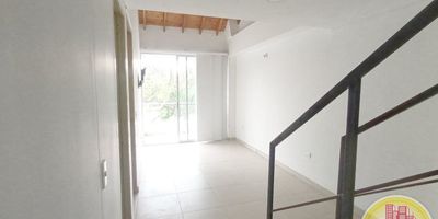 Código: 10652. 3° Piso en edificacion de 3 pisos. Acceso al inmueble: Directo a la via y escalas. 1 Alcoba con puerta, baños cabinados en vidrio, calentador a gas y cocina con cubierta.
