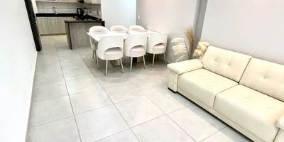 Para mayor información escribanos vía WhatsApp y uno de nuestros agentes inmobiliarios te atenderá.
VENDO Hermoso Apto en El Ingenio 1 Moderno en Edificio con Piscina, Excelente Vista a La Naturaleza
3 Habitaciones, 2 Baños, Sala Comedor, Cocina Integral con Barra Estilo Americano, 2 Balcones, Zona de Oficios, 1 parqueadero
