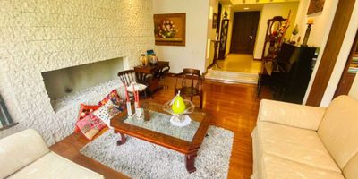 INF. FLOR JIMÉNEZ. Remodelado con muy buen gusto. Exterior, vista a jardines. Iluminado, sol de mañana y tarde. Sala con chimenea, comedor con salida a un balcón, estudio independiente con biblioteca, cocina abierta, zona de lavandería, baño de servicio, estar de tv, tres alcobas todas con baño privado, la principal con vestier, baño social, cuatro garajes, dos depósitos muy amplios. Ubicado en conjunto cerrado, buena seguridad, dos ascensores, planta eléctrica parcial, salón social, parqueaderos de visitantes, parque para niños, cancha de tenis, sendero ecológico.