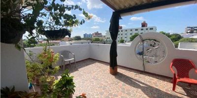 9660FR954

Apartamento en venta - Barrio Las Delicias, Barranquilla. Ubicado en un sector muy tranquilo y residencial

Características:

Piso 4 (sin ascensor)

Estrato 4

Área: 97 m²

2 alcobas

1 baño

Sala - comedor

Cocina

Área de labores

Terraza amplia y fresca ? (único apartamento del edificio con terraza)

Mezzanine 

 

? Precio de venta: $280.000.000

? Administración: $100.000

? Libre de deuda

 

Un espacio cómodo, ventilado y con excelente ubicación para disfrutar la tranquilidad de Las Delicias.

 
