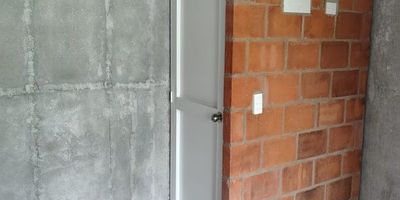 Se vende Apartamento en Rionegro con dos habitaciones construidas y un estudio que puede adecuarse como tercera habitación. Cuenta con cocina, baño social, baño privado en la habitación principal y balcón. Está en obra gris para que el comprador lo termine y personalice a su gusto. Su ubicación es estratégica: a 3 minutos en carro del Centro Comercial San Nicolás, a 3 minutos del centro de Rionegro, a 6 minutos de la Clínica Somer, a 10 minutos del Hospital San Vicente Fundación y a 15 minutos del aeropuerto José María Córdova.