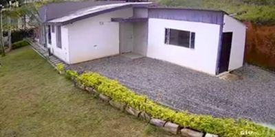 hermosa casafinca ubicada en zona central de sabaneta loma san José. propiedad remodelada con amplios espacios que te harán sentir rodeado de naturaleza. muy cerca a hospitales, centros comerciales, colegios, etc. 