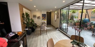 Lujo y tranquilidad definen este moderno apartamento (Estrato 6) con 82.67m² más una espectacular terraza cubierta de 31.2m². Disfruta de la paz total gracias a sus 2 habitaciones y 2 baños insonorizados y térmicos. El espacio se complementa con una cocina abierta, zona de lavandería, depósito y 2 parqueaderos independientes. El edificio ofrece seguridad 24/7, salón comunal y terraza BBQ. ¡Ideal para vivir con estilo, aceptamos mascotas! Cod: 5308