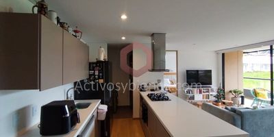 Vendo apartamento en el Retiro, con un área total 91 mtrs2, área construida 76mts2, 2 alcobas, 2 baños, sala-comedor, cocona integral, zona de ropas, calentador, red de gas,  parqueadero doble lineal, cuarto útil, portería 24/7, terraza de 17mtrs, gimnasio, piscina, jacuzzi, coworking, salón social.Vende Activos y Bienes, Inmobiliaria experta en administración, arrendamiento y venta de apartamentos, casas, locales, bodegas y oficinas en el Oriente Antioqueño, Medellín y toda el área Metropolitana. Información sujeta a cambios. Las imágenes de muebles, enseres, decoración y demás elementos son una referencia.