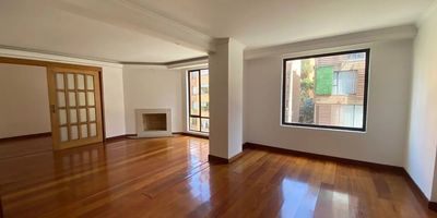 Para mayor información escribanos vía WhatsApp y uno de nuestros agentes inmobiliarios te atenderá. Hermoso apartamento en el sector de Rosales a una cuadra del Conjunto Santa Maria y la Reserva Natural, el Metropolitan Club, cuenta con habitación principal con baño privado, walk in closet y balcón, 2 habitaciones auxiliares, baño de habitaciones.
baño social y baño de servicio, estudio, estar de TV, cocina con dos accesos.
zona de ropas, y sala comedor con chimenea.
2 garajes en línea.
un depósito.
