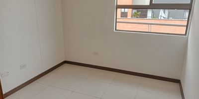 Arriendo Apartamento sector mayorca Municipio Envigado cuenta con
3 alcobas, 3 closet, 2 baños, sala comedor, cocina integral, red de gas, calentador, zona de ropas, balcon, piso ceramica, 1 parqueadero, cuarto util, estrato 4, área 60 metros, la unidad cuenta con parqueadero de visitantes, ascensor, portería, shut basuras, salón social, juegos infantiles, zonas verdes
 Código 23250
 Reserva tu cita te esperamos
