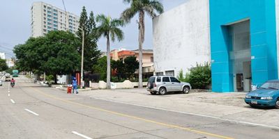 Se vende Local comercial ubicado en el barrio Ciudad Jardín (Barranquilla). Edificio de tres pisos mas patio posterior para potencial ampliación. Lote de 373 m² y 335 m² construidos. Cerca del Parque Sagrado Corazón y  Universidad Metropolitana,  zona de alto desarrollo y excelente flujo vehicular y peatonal. Uso de suelo ideal perfecto para: IPS, consultorios, centros educativos, oficinas, coworking, tiendas especializadas, marcas corporativas, gimnasios o empresas que requieran visibilidad y buena accesibilidad. Cuenta con  Amplios salones en cada piso, Oficinas y áreas administrativas, Espacios para adecuar según necesidad, Patio con posibilidad de ampliación o parqueo interno, Fácil acceso y transporte público, Uso comercial y mixto permitido.