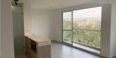 **? Apartamento en venta – Residencial Olivar, Rionegro (Antioquia)

? 8° piso | 58 m² | 2 alcobas | 2 baños | Balcón | Parqueadero y cuarto útil**

Este moderno apartamento ubicado en la exclusiva Residencia Olivar en Rionegro ofrece una excelente distribución, acabados contemporáneos y una vista privilegiada hacia las montañas y zonas verdes del oriente antioqueño. Situado en el 8° piso, garantiza iluminación natural, tranquilidad y un ambiente ideal para vivir o invertir.

✨ Características del inmueble


 
 Área construida: 58 m²
 
 
 Piso: 8
 
 
 Ascensor con acceso directo a todos los niveles
 
 
 2 alcobas con amplias ventanas y clóset moderno
 
 
 2 baños completos, uno de ellos en la alcoba principal
 
 
 Sala – comedor con gran ventanal y hermosa vista panorámica
 
 
 Balcón integrado perfecto para disfrutar la naturaleza
 
 
 Cocina abierta tipo americana, con iluminación tipo spot, gabinetes en madera clara, horno empotrado y red de gas
 
 
 Zona de ropas independiente con puerta en vidrio esmerilado
 
 
 Parqueadero privado
 
 
 Cuarto útil
 
 
 Acabados modernos: porcelanato, puertas en madera, iluminación LED cálida en baño y gabinetes
 
 
 Excelente ventilación e iluminación natural en todos los espacios
 


? Zonas comunes de la unidad

La unidad residencial Olivar se destaca por su completa oferta de amenidades, ideales para familias, inversionistas y amantes del bienestar:


 
 Portería 24 horas
 
 
 Ascensor
 
 
 Shut de basura en cada piso
 
 
 Red de gas natural
 
 
 Piscina para adultos y niños
 
 
 Zonas verdes amplias
 
 
 Juegos infantiles
 
 
 Zona para mascotas (pet zone)
 
 
 Sauna y turco
 
 
 Gimnasio totalmente dotado
 
 
 Salón social para eventos
 
 
 Cancha deportiva
 
 
 Coworking, ideal para trabajo remoto
 


? Ubicación estratégica – Rionegro, Antioquia

Residencia Olivar está ubicada en una zona de alta valorización, cerca de:


 
 Aeropuerto José María Córdova
 
 
 Mall S