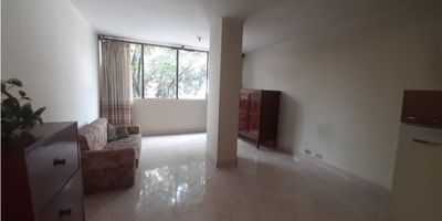 Amplia oficina con ubicación estratégica, cerca a estación del tranvía, buena iluminación, 1 baño, cocineta , parqueadero cubierto y porteria 24 horas
