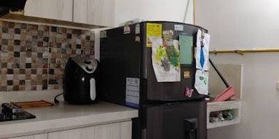 ¡Oportunidad de venta en Rodeo Alto!Acogedor apartamento de 55 m en piso 13 , con excelente iluminación natural y una distribución moderna. Cuenta con 3 alcobas con clóset, 2 baños, sala-comedor, cocina integral, zona de ropas y balcón ideal para disfrutar de una vista tranquila. Estrato 3.Vive rodeado de naturaleza y confort en una unidad residencial tipo club, con completas zonas comunes piscinas para adultos y niños, solárium, gimnasio, placa deportiva, juegos infantiles, amplias zonas verdes, senderos, BBQ, zona de picnic, salón social, parqueaderos comunes, portería 247 y CCTV.Su ubicación en Belén  Rodeo Alto ofrece excelentes vías de acceso y transporte, cerca de todo lo que necesitas Clínica Las Américas, Mall Puerta del Rodeo, Arboleda del Rodeo, Gran Vía, Centro Comercial Arcadia, Club El Rodeo y City Hall El Rodeo.Un sector con ambiente campestre, alta valorización y gran potencial de rentabilidad. ¡Ideal para vivir o invertir!