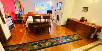 INF: FLOR JIMÉNEZ. Excelente, ubicado el frente del Club de los Lagartos y a su lago, sol de la mañana. Amplia sala comedor con chimenea, estudio, amplia cocina cerrada, cuarto y baño de servicio, pisos laminados, tres amplias alcobas, dos garajes y depósito. Edificio ubicado frente a parque, bahía de visitantes, en calle cerrada, sector residencial muy tranquilo.