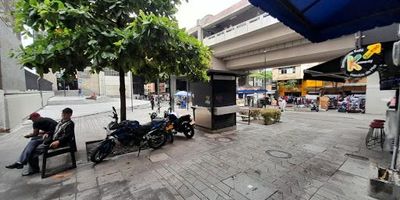 Amplio local distribuido en sotano, primer y segundo piso que ofrece una excelente versatilidad para multiples tipos de negocios. Cuenta con tres banos, dos cocinetas y una ubicacion privilegiada frente a la Estacion San Antonio, lo que garantiza alta visibilidad y un flujo constante de personas. Un espacio ideal para potenciar tu actividad comercial en una zona estrategica y de gran movimiento
Contactanos para brindarte mas informacion y agendar tu visita!