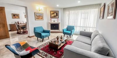Para mayor información escribanos vía WhatsApp y uno de nuestros agentes inmobiliarios te atenderá. Exclusivo apartamento duplex de 170 M2. En el 1er nivel cuenta con recibidor, baño social, sala amplia con bar, comedor, cocina super grande, zona de lavandería, cuarto del servicio con baño.
El 2do nivel cuenta con habitación principal con baño privado y walking closet, habitación auxiliar con baño privado, otra habitación, estudio y un tercer baño completo.
Dos parqueaderos independientes y depósito.
El apartamento es interior y muy iluminado.
El edificio está automatizado.
Edificio inteligente monitoreado satelitalmente.
