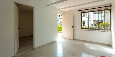 Casa en primer piso en arriendo, ubicada en Sabaneta, en el barrio San Joaquín. Cuenta con amplios espacios y buena iluminación, distribuidos en 3 habitaciones con closet y vestier, baños cabinados, sala-comedor, cocina integral y zona de ropas. La unidad residencial ofrece portería 24 horas, parqueaderos comunes, zonas verdes y parque infantil. Se encuentra en una zona residencial tranquila, a dos cuadras del parque principal y cerca de establecimientos como La Vaquita y Porci Carnes. Además, cuenta con buena ruta de transporte público e integrados del metro.