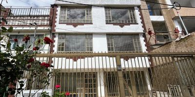 Se arrienda apartamento en Santa Helenita, piso 3 con vista exterior, amplios espacios y excelente iluminación natural; consta de sala-comedor, cocina integral a gas, zona de conexión para lavadora, 2 habitaciones, una de ellas con closet y 1 baño con ducha eléctrica. Cuenta con vías de acceso a la Av. Ciudad de Cali y Calle 72.