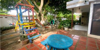 9664FR640

ESPECTACULAR CASA EN VENTA – BARRIO TABOR ?

? Precio: $1.250.000.000

 

✨ Vive con el espacio, la comodidad y la seguridad que tu familia merece.

Esta hermosa casa de 474m² de área total combina elegancia, amplitud y tecnología para tu tranquilidad.

 

? Distribución perfecta:

Antesala, sala y comedor independientes

4 amplias alcobas  cada una con su baño

Baño social 

Cocina integral moderna ?

Área de labores + cuarto y baño de servicio

Garaje con portón eléctrico ?

Ante jardín con zona infantil de juegos ??

 

? Equipamiento y seguridad:

✅ Sistema de almacenamiento de agua (1.5 m³)

✅ Motobomba

✅ Cerca eléctrica

✅ Cerca externa con motor eléctrico

 

? Ubicación: Barrio Tabor – Estrato 5

? Parqueaderos: 2

? Área construida: 310 m²

 

? ¡Agenda tu visita hoy y enamórate de tu nuevo hogar!

 
