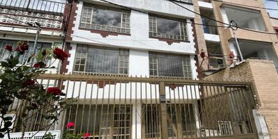 Se arrienda apartamento en Santa Helenita, piso 2 con vista exterior, amplios espacios y excelente iluminación natural; consta de sala-comedor, cocina a gas, zona de conexión para lavadora, 2 habitaciones sin closet y 1 baño con ducha eléctrica. Cuenta con vías de acceso a la Av. Ciudad de Cali y Calle 72. *Espacio para una moto con un costo adicional*