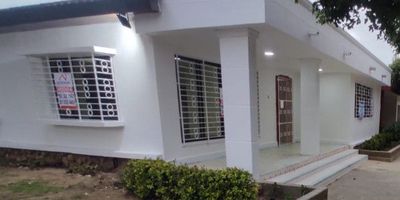 En sector privilegiado de la ciudad, se encuentra esta imponente casa de 5 habitaciones, 3 baños, garaje, bahía de parqueadero, cerca de clínicas, colegios, restaurante, con una extensión de 300 metros cuadrados. Su diseño arquitectónico combina elegancia y funcionalidad, creando un ambiente acogedor y sofisticado. Cada rincón de esta propiedad refleja calidad y buen gusto, desde sus amplias habitaciones . Con espacios luminosos y bien distribuidos. Además, su ubicación privilegiada ofrece fácil acceso a servicios y comercios, convirtiéndola en una oportunidad única en el mercado inmobiliario.